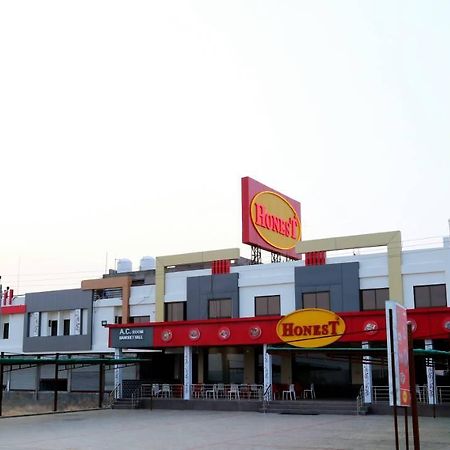 Virat Hotel & Guest House Rādhanpur Dış mekan fotoğraf