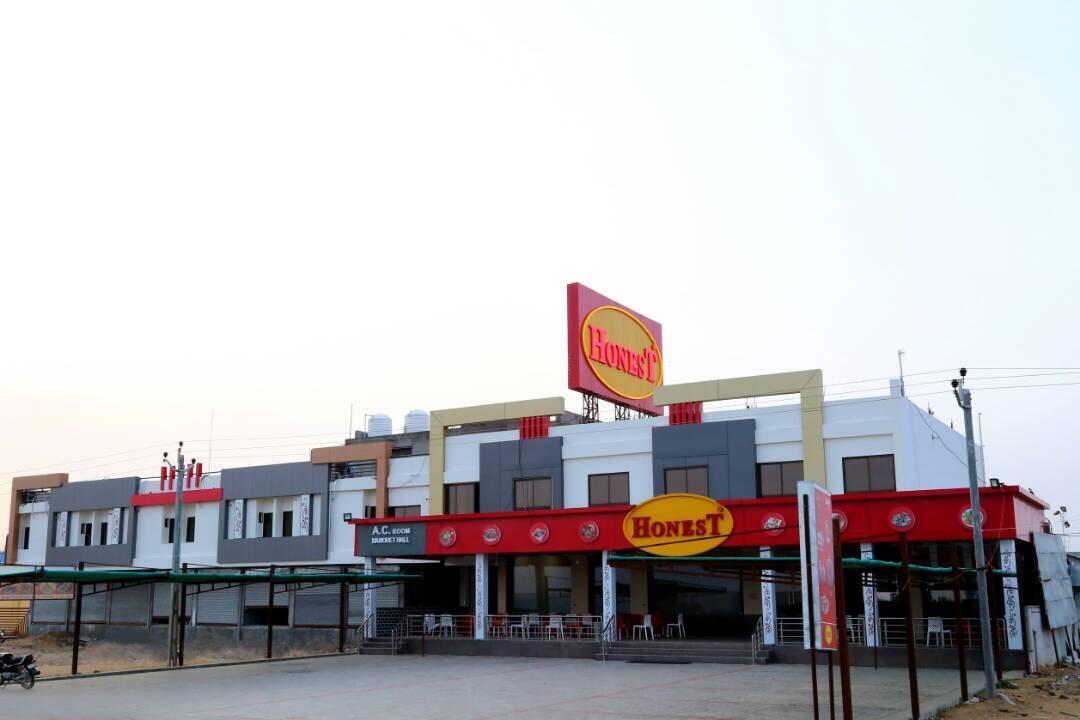 Virat Hotel & Guest House Rādhanpur Dış mekan fotoğraf